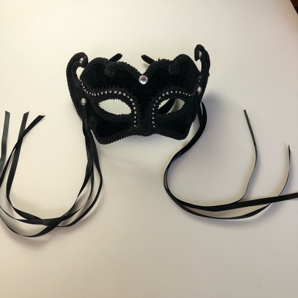 Masquerade Velvet Mask with Rhinestone detail. - Picture 5 of 8